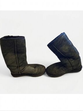 Authentic UGG Classic Tall II Boots in Black / Women’s 7